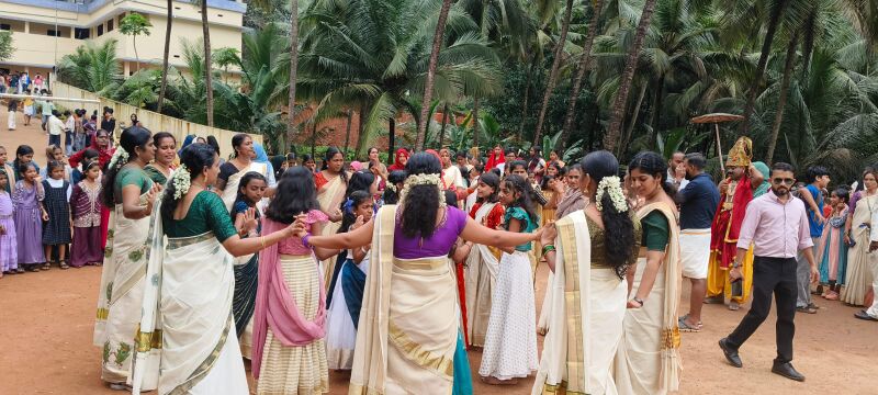 പ്രമാണം:48140 onam 2.jpeg