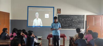 ആഷിൻ ബിനു പരീക്ഷ സഹായ വീഡിയോ അവതരിപ്പിക്കുന്നു