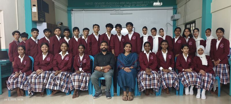 പ്രമാണം:15086 lk students.jpg