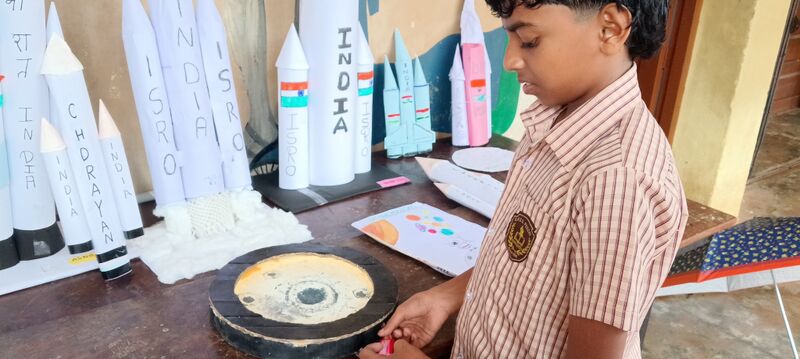 പ്രമാണം:22058 moonmaking 2025.jpg