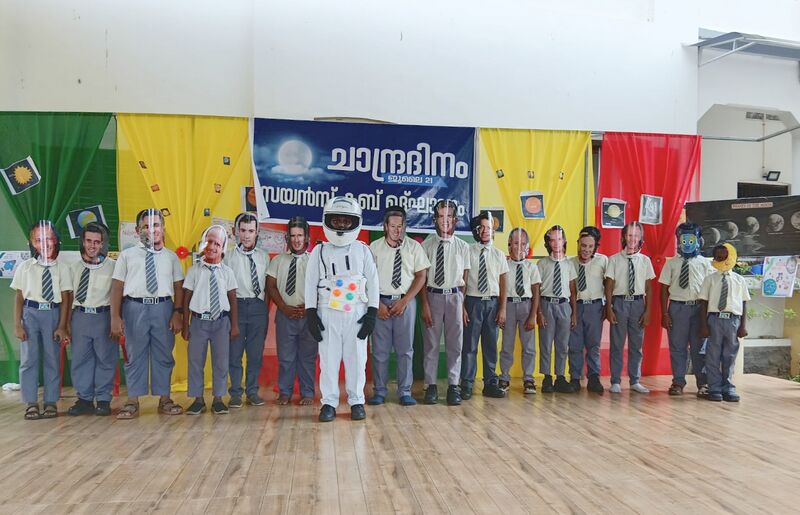 പ്രമാണം:4444301 moon1.jpg