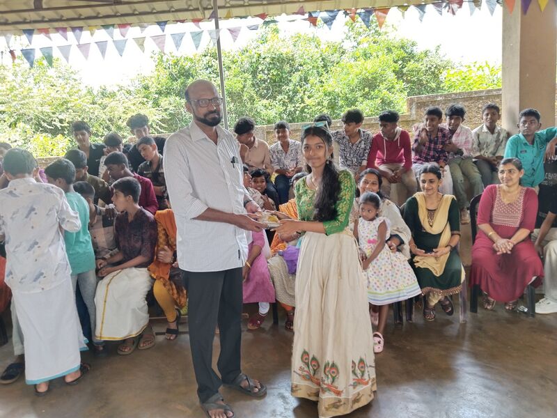 പ്രമാണം:11073 onam24 3.jpg