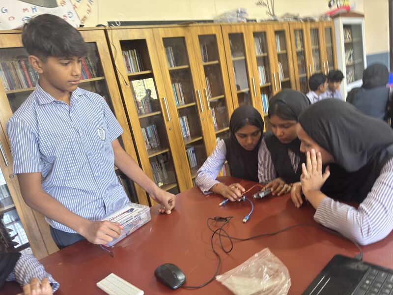 പ്രമാണം:19112 lk robotic training 1.jpg