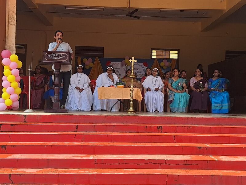 പ്രമാണം:22046 2024-25 TEACHER'SDAY.jpg