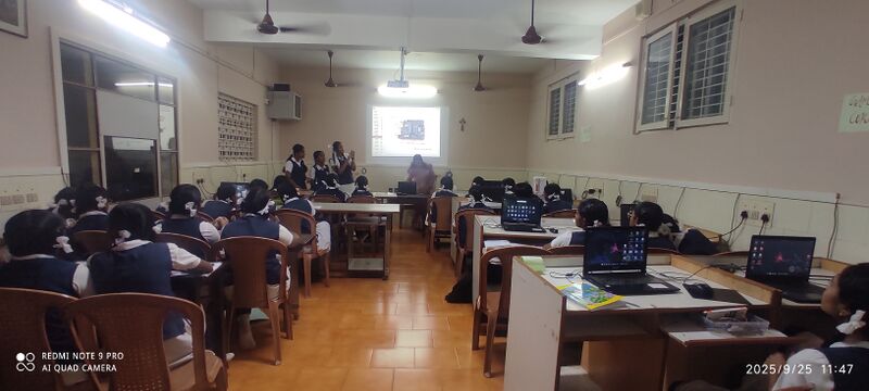 പ്രമാണം:43064LK Class on robotics.jpg