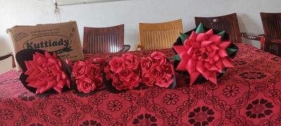 അതിഥികളെ സ്വീകരിക്കാൻ പ്രവൃത്തിപരിചയക്ലബ്ബിലെ അംഗങ്ങൾ തയ്യാറാക്കിയ ബൊക്കെകൾ