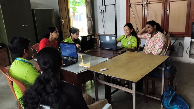 പ്രമാണം:25041 lkalumini2.jpeg