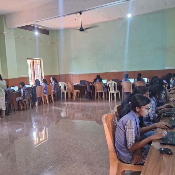 പ്രമാണം:14024 computer lab.jpeg