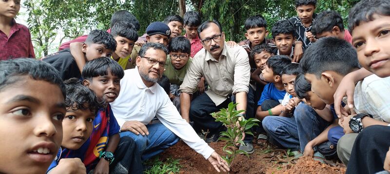 പ്രമാണം:15062 planting tree2.jpg