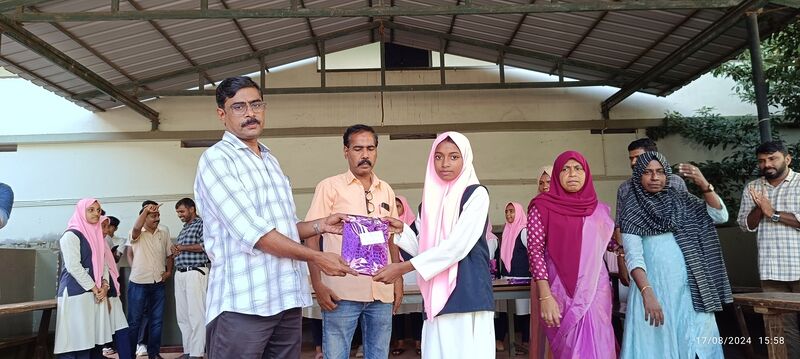 പ്രമാണം:19009-SSCLUB prize .resized.jpg