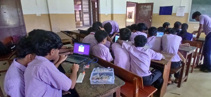 പ്രമാണം:19502-Robotics training1.jpg