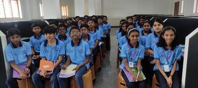 ക്ലാസ്സിൽ ശ്രെദ്ധിച്ചിരിക്കുന്ന കുട്ടികൾ