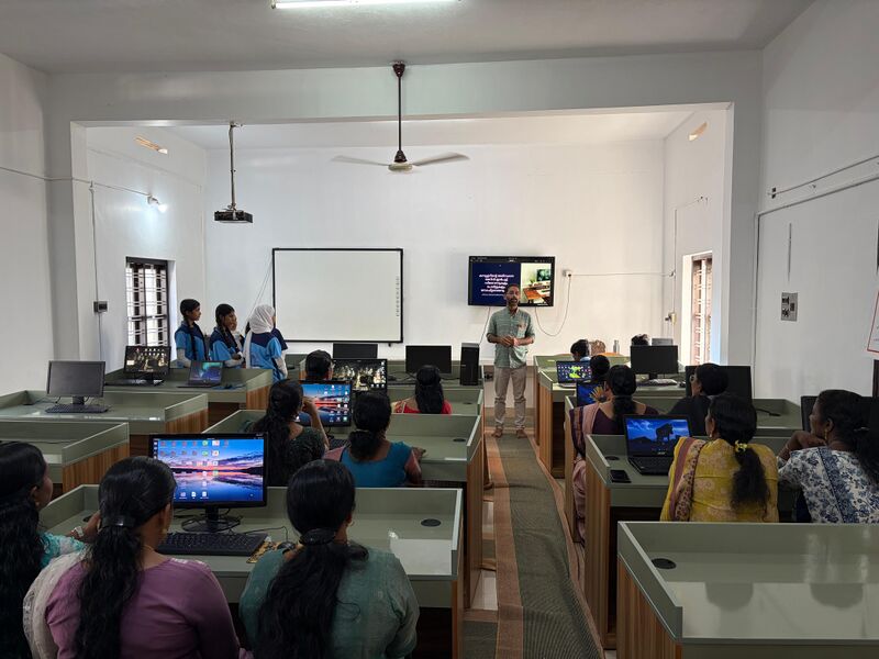 പ്രമാണം:Chss comp.class for kudumbasree.jpg