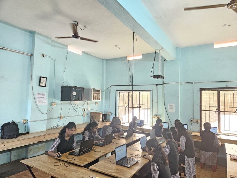 പ്രമാണം:12002 School IT Lab.jpg