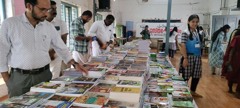 പ്രമാണം:12049 KSD PUSTHAKAVANDI5.jpg