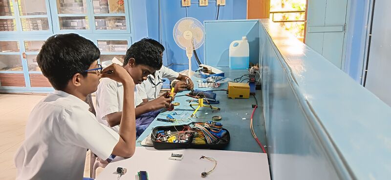 പ്രമാണം:35052 roboticfest lk 2.jpg