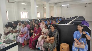 ക്ലാസ്സിൽ ശ്രെദ്ധിക്കുന്ന മാതാപിതാക്കൾ