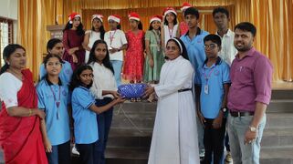 റോബോട്ടിക്‌സ് കിറ്റ് സ്‌കൂളിന് സമ്മാനിക്കുന്നു