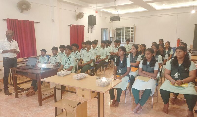 പ്രമാണം:34013robotic kit class25a.jpg