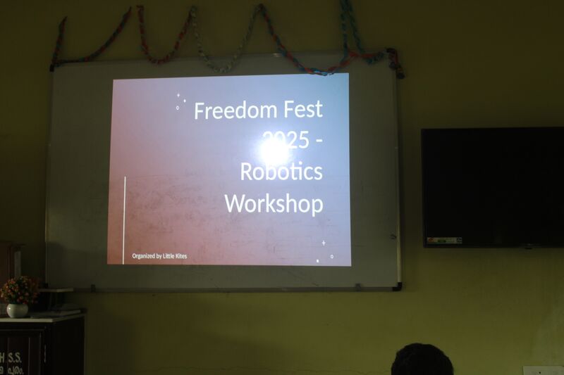 പ്രമാണം:36065 roboticclassUp1.JPG