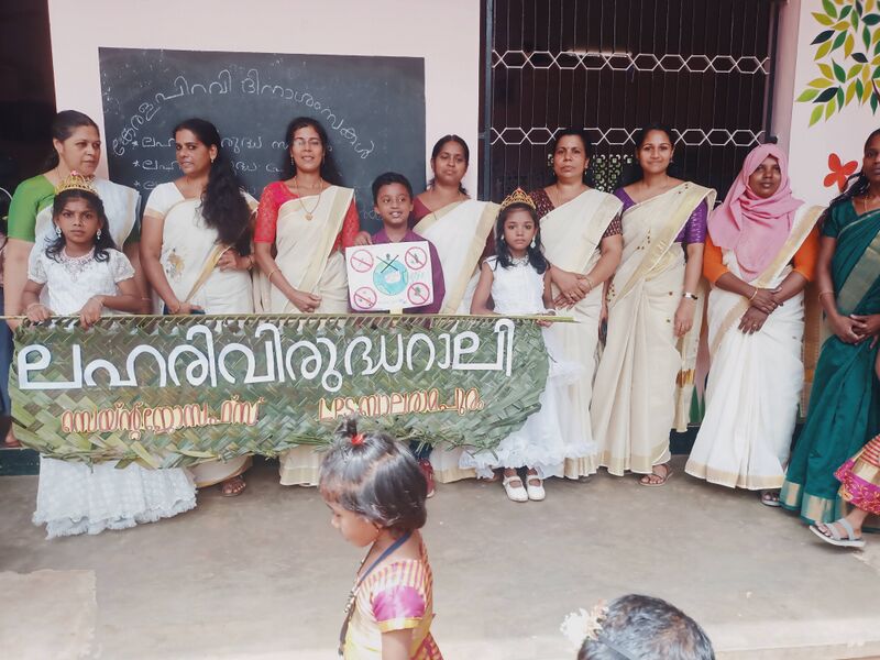 പ്രമാണം:44228-dinacharanam10.jpg