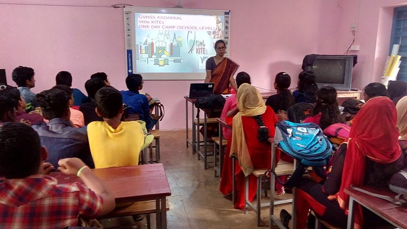 പ്രമാണം:Little KITEs.jpg