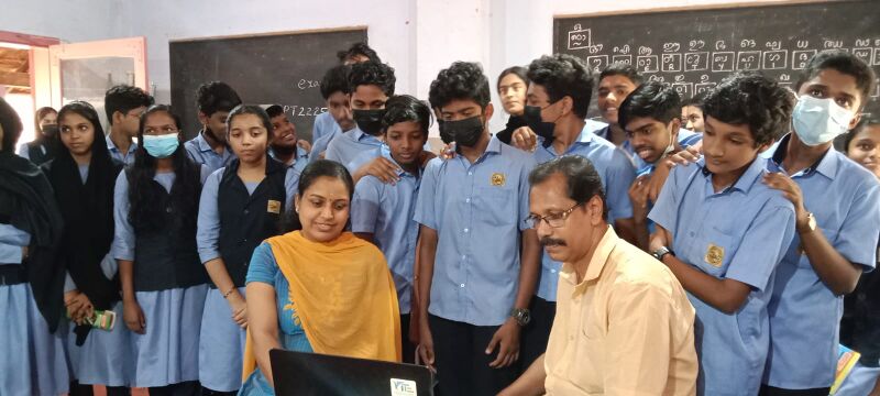 പ്രമാണം:Little kite Classroom.jpg