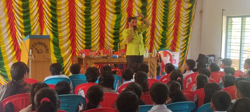 പ്രമാണം:12017 science fair.jpg