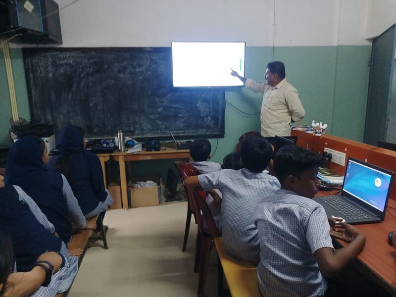 പ്രമാണം:18368-hitech classroom.jpg