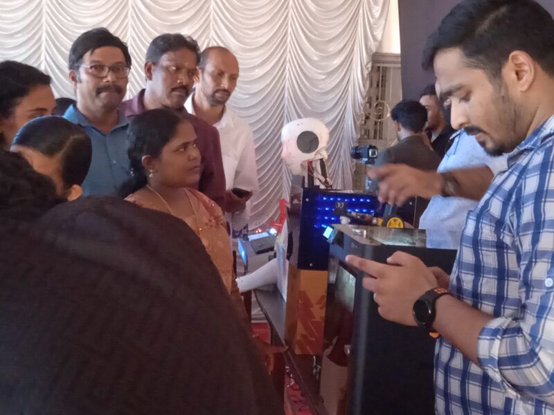 പ്രമാണം:23077 robo.jpg