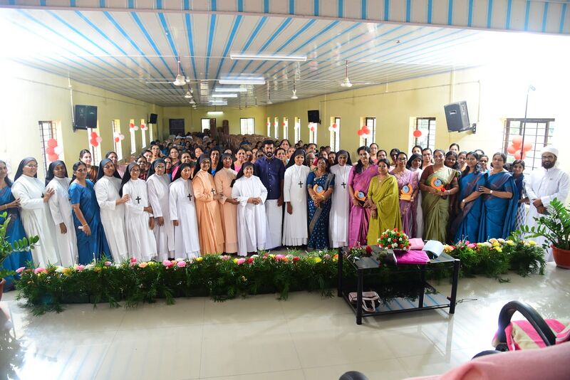 പ്രമാണം:36046 4guruvandhanam.jpeg