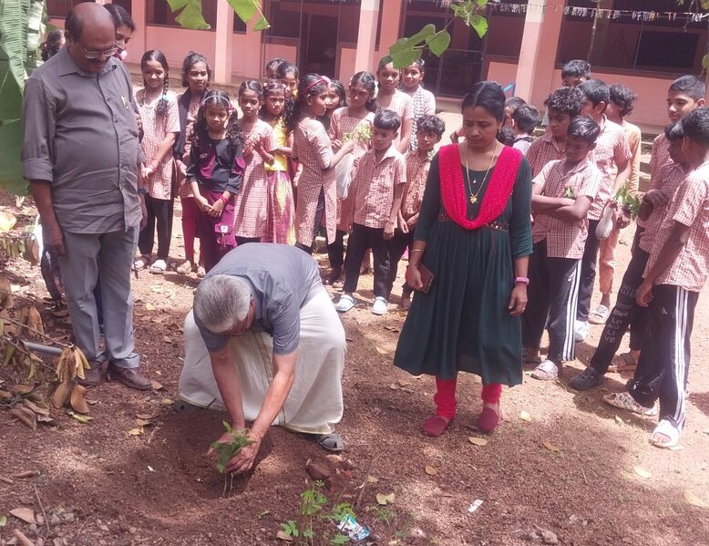 പ്രമാണം:42456 paristhithi dinamvrikshathai nadeel.jpeg