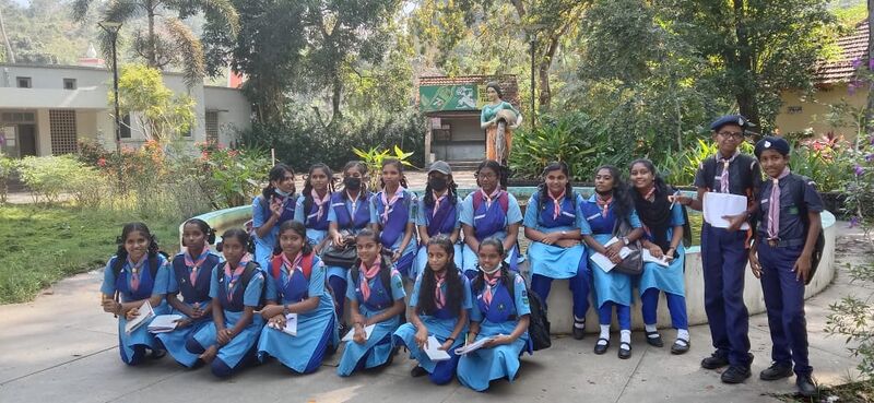 പ്രമാണം:44018 sg field trip 2.jpg