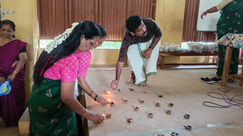പ്രമാണം:പ്രവേശനോത്സവം 42406-ട്വൻ. Jpg.jpg