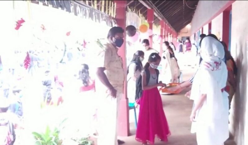 പ്രമാണം:മധുരം നൽകികൊണ്ട് .....ക്ലാസ്സിലേക്ക്.jpg