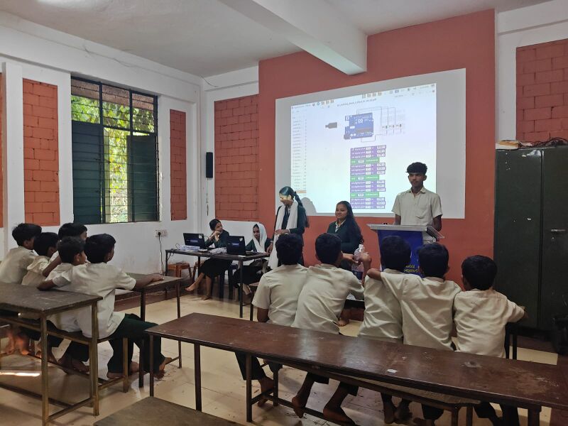 പ്രമാണം:16052 Robotics class 3.JPG