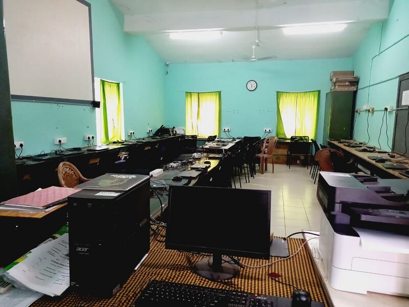 പ്രമാണം:19077 computer lab.jpg