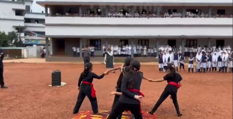 പ്രമാണം:11021 therunadagam tihss.jpg