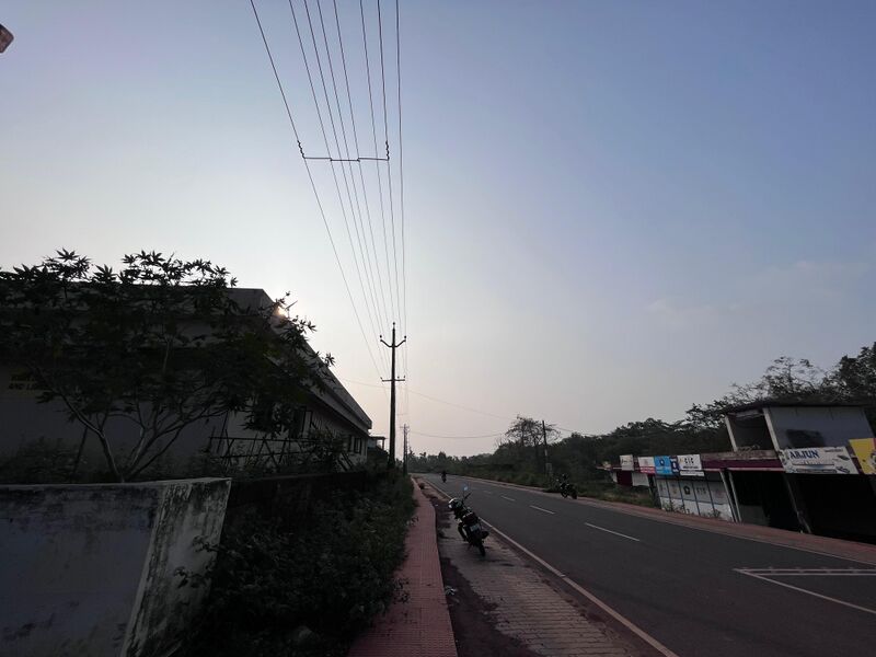 പ്രമാണം:11031-school building.jpg