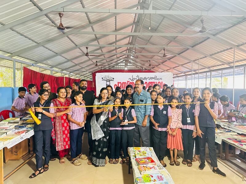 പ്രമാണം:12060 KSD Pusthakavandi3.jpg