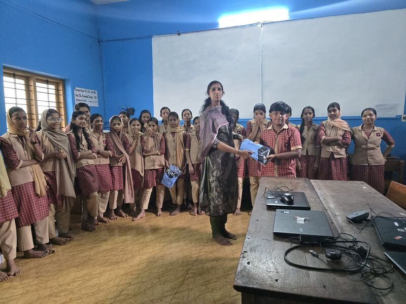 പ്രമാണം:13759 KNR LK UNIFORM3.jpg