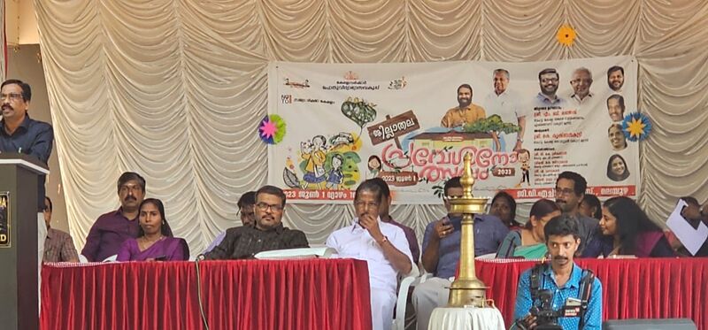 പ്രമാണം:21068 pravesnolsavam2023 02.jpeg