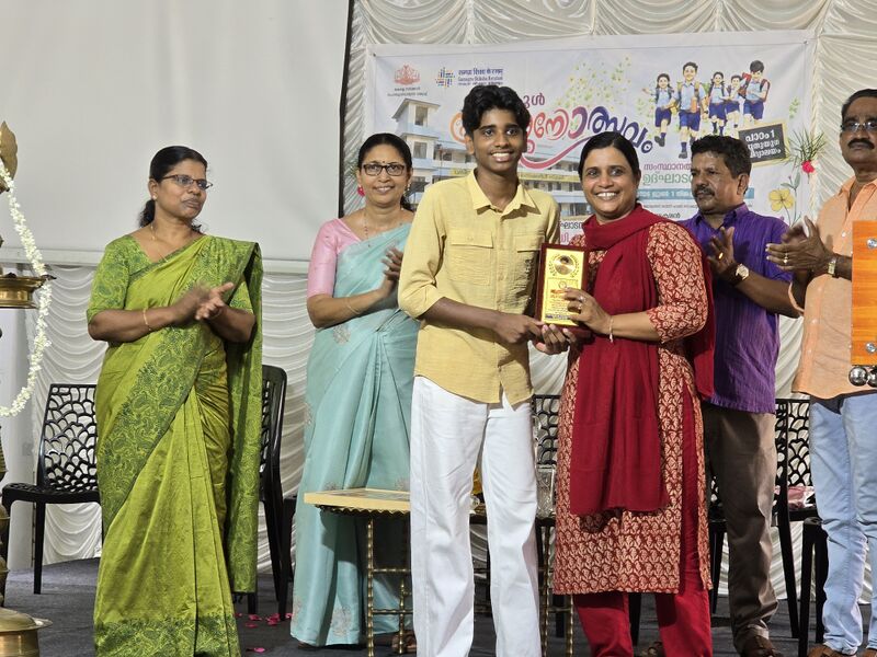 പ്രമാണം:25068 2026-27 praveshanolsavam prize distribution-2.jpg
