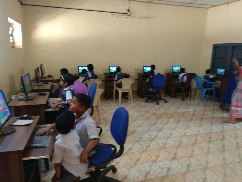 പ്രമാണം:Computer class with learning.jpeg