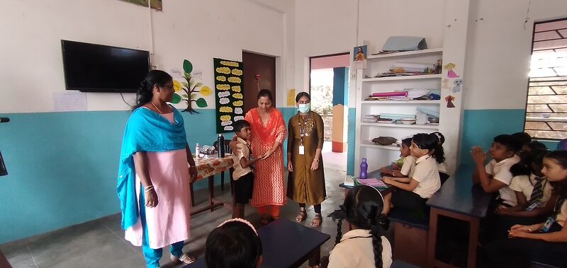 പ്രമാണം:Deworming Tablets Distribution.jpg