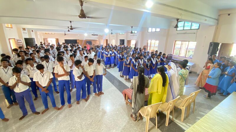 പ്രമാണം:Lahari teens (5).jpg