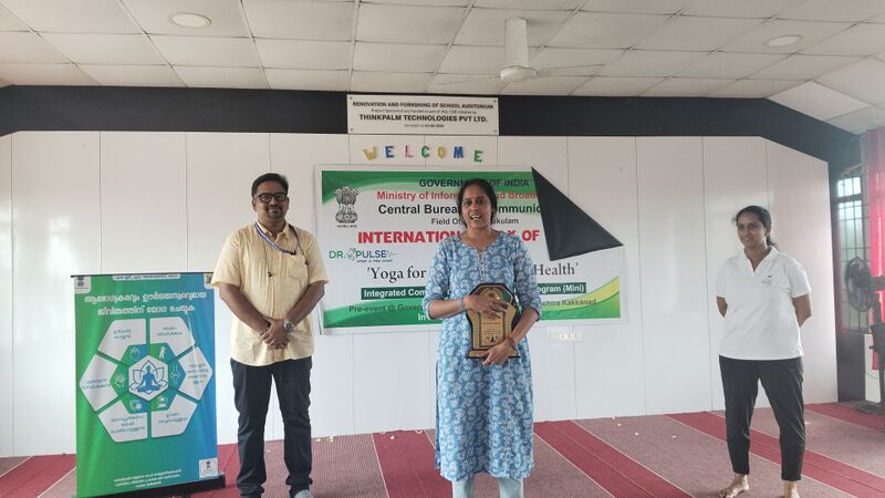 പ്രമാണം:25123 Yoga day4.jpg