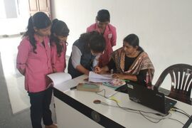 കൈറ്റ് മിസ്ട്രസ് ടിനു കുമാർ കുട്ടികൾക്ക് വേണ്ട നിർദേശങ്ങൾ കൊടുക്കുന്നു