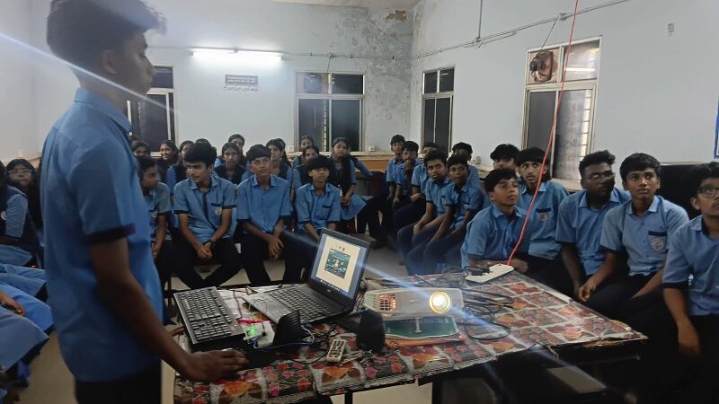 പ്രമാണം:42021-robo 10.2.jpg