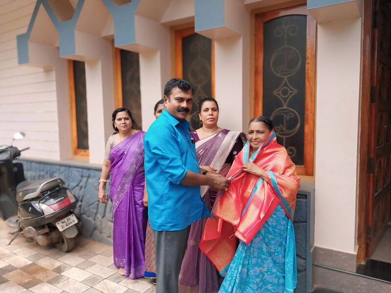 പ്രമാണം:44228-2024guruvandhanam2.jpg